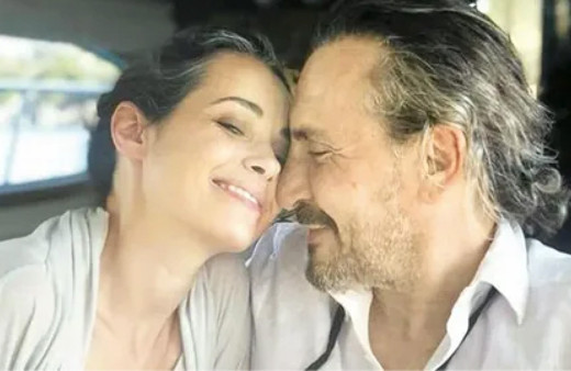 Sert tepkilerinden sonra güler yüzünü de gösterdi! Özgü Namal'ın yıllar sonra özlenen gülümsemesi göründü