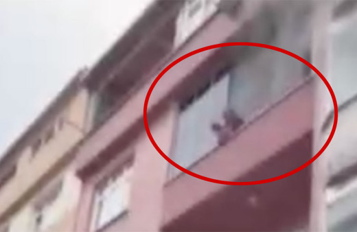 Yangında mahsur kalan anne çocuğunu balkondan attı! İşte o anlar