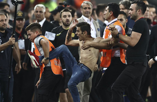 Başkent'te skandal! Ankaragücü taraftarı Beşiktaşlı futbolculara uçan tekme attı!