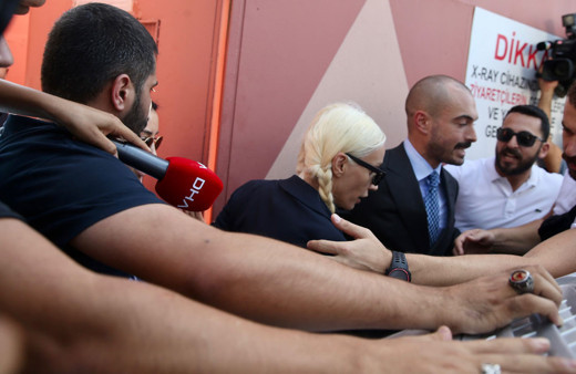 Şartlı tahliye edilmişti: Şarkıcı Gülşen'den 702 kişi şikayetçi oldu!