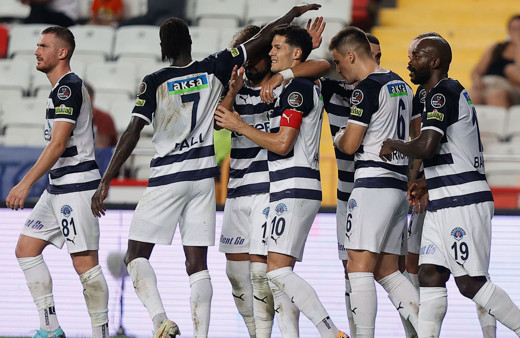 Kasımpaşa deplasmanda Antalyaspor'a iki attı, üç aldı