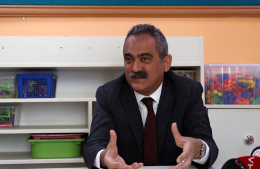 Okullarda maske zorunlu mu olacak? Bakan Özer canlı yayında açıkladı