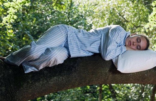 Uyumak üzereyken yüksek bir yerden düşüp irkiliyor musunuz? İşte bu durumun sebebi...