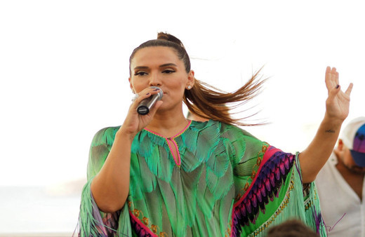 Demet Akalın sahneye çıkarken yere kapaklandı, yardımına Okan Kurt koştu!