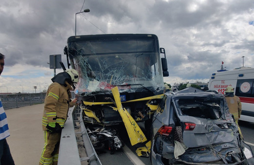 Yenikapı'da ortalık savaş alanına döndü! İETT otobüsü çok sayıda araca çarptı