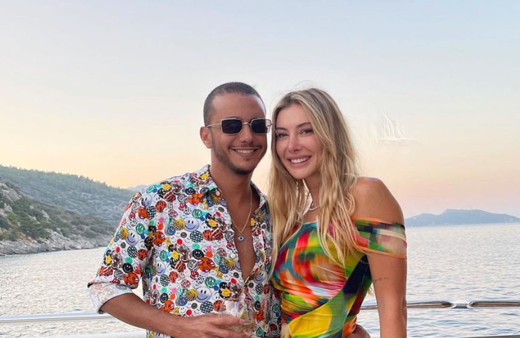 Acun Ilıcalı'nın eski karısı tanga bikinisiyle kucakta öpüşme pozları verdi! 'Bu kadarı da fazla" dedirtti