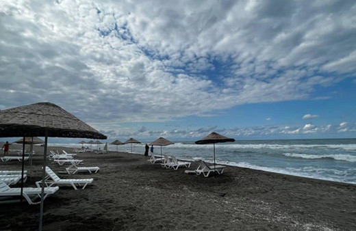 Fotoğraf çekmek isterken dalgaların arasında kaldı, arkadaşları kurtardı