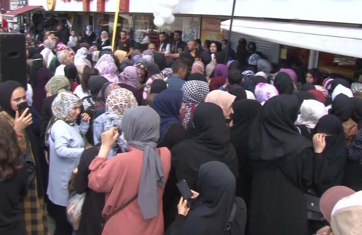 İstanbul'da indirim izdihamı! Kadınlar akın edince mağaza kepenkleri kapatıldı