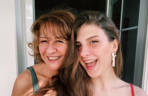 Kırgın Çiçekler'in yıldızı Naz Çağla Irmak'ın kendisi gibi oyuncu annesi Hülya Gülşen'den sevenlerini korkutan haber...