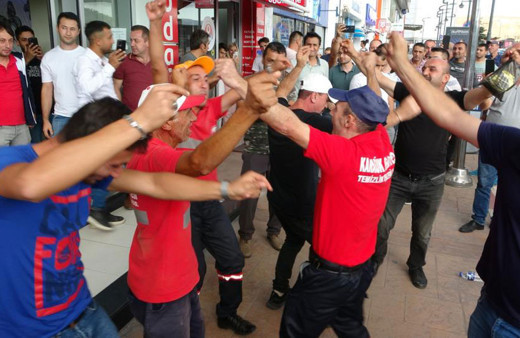En düşük maaş 8 bin TL oldu: İşçiler davul ve zurna eşliğinde göbek atarak kutladı