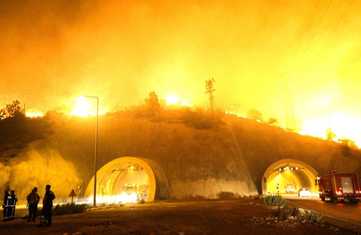 Mersin’deki orman yangını yayılmaya devam ediyor! Alevler D-400 karayoluna ulaştı, yol kapatıldı!