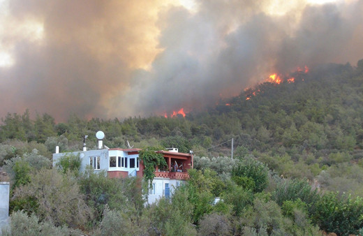 Mersin'de orman yangını evleri tehdit etmeye başladı! TSK devreye girdi, 110 ev 450 kişi tahliye edildi