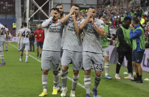 Başakşehir deplasmanda 3 puanı dört golle aldı!