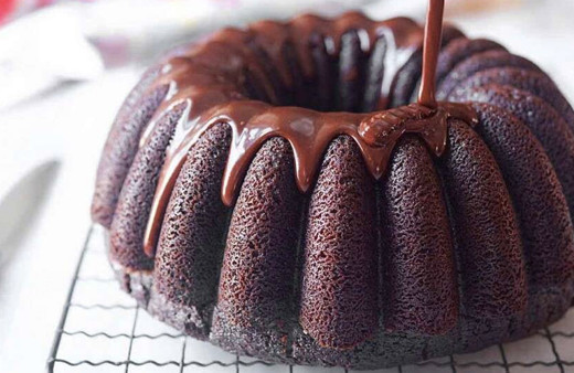 Komşularınız tarifi için peşinizden koşacak tam kıvamında çikolata ıslak kek nasıl yapılır?