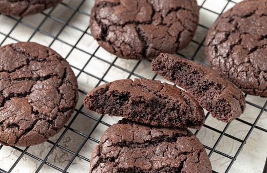 Bu kurabiyenin lezzeti dedikoduyu bile unutturuyor! İşte yemeye dalacağınız susamlı kakaolu kurabiye