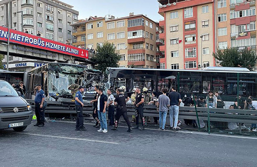 Avcılar'da 4 metrobüs birbirine girdi! Feci kazada çok sayıda yaralı var!