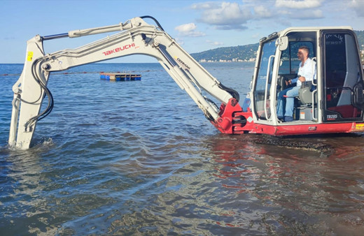 Yok artık! Rize'de Arap turist denizde kaybolan kolyesini iş makinası ile denize girerek aradı