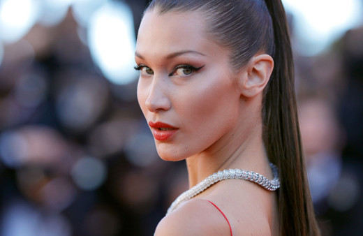 Filistinli model Bella Hadid cüretkar pozlarıyla nefesleri kesti. Deniz kenarında çıplak poz verdi
