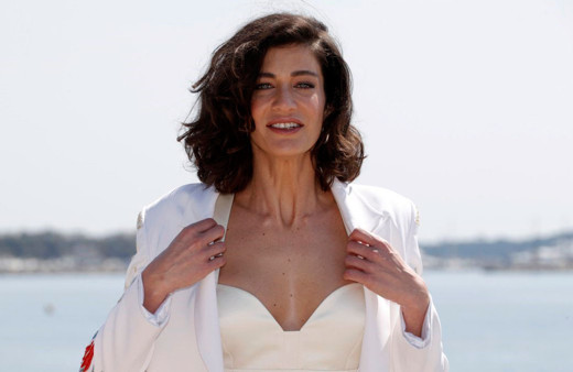 Berrak Tüzünataç yatağa uzandı, yeni dizisi için çırılçıplak poz verdi! O pozları herkesi büyüledi