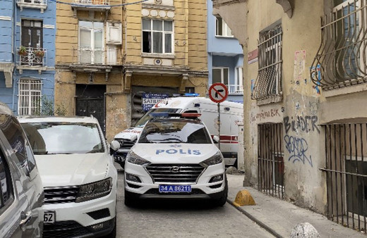 Beyoğlu'nda apartmanda kötü kokular yayılınca ortaya çıktı