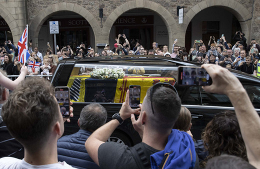Kraliçe Elizabeth'in cenazesi Holyroodhouse Sarayı'a getirildi