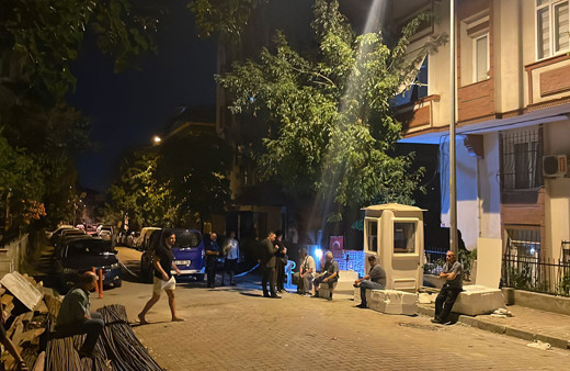İstanbul'da yanında inşaat temeli kazılan iki binada korku dolu anlar!