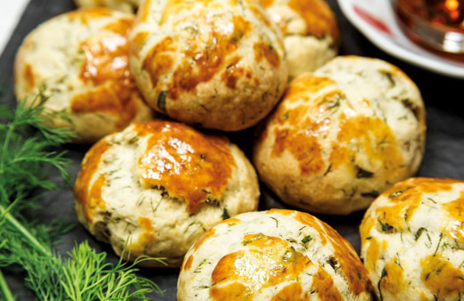 Kahvaltı sofralarınızın vazgeçilmezi olmaya geliyor! Enfes dereotlu poğaça tarifini aklınıza kazıyacaksınız