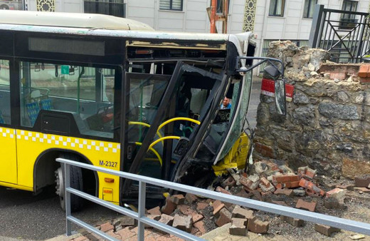Ümraniye’de yokuş aşağı giden İETT otobüsü duvara çarptı: 2 yaralı
