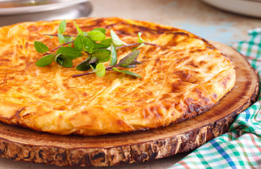 2 yufkayla börek olur mu demeyin! Su böreği tadında tava böreği parmak yediriyor