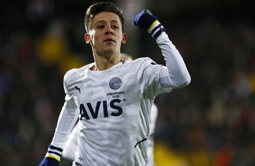 Fenerbahçe'nin genç yıldızı Arda Güler, yaşıtlarına fark atarak zirveye oturdu!