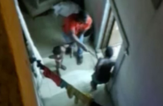 Kan donduran video! Vicdansız baba evi dağıtan çocuklarını sopayla böyle dövdü