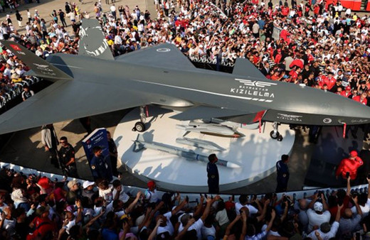 Yerli ve milli savaş uçağı Kızılelma'yı paylaşan Haluk Bayraktar'a 'abartmayın' denildi