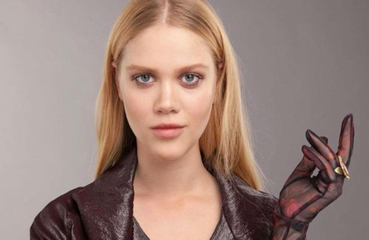 Serel Yereli dantelli elbise giyince olanlar oldu! Sokaktaki bir kadının yaptığı hareket bardağı taşırdı