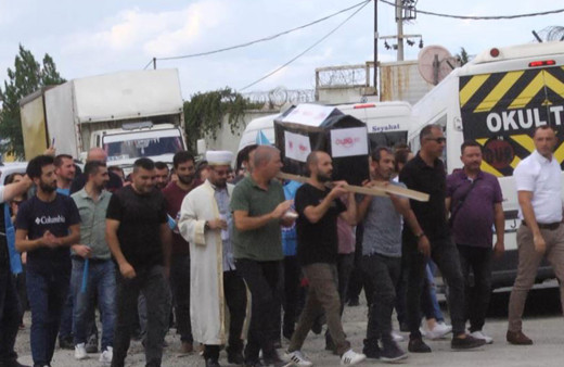 İşten çıkarılan işçiler tabutlu eylem yaptı, gıyabi cenaze namazı kıldı