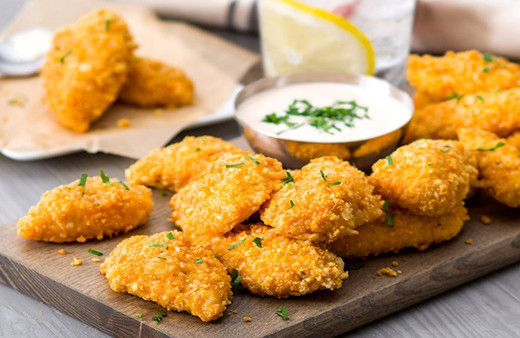 Evde deneyen hazırlarını eve almıyor! İşte her yemekle giden çıtır çıtır tavuk nugget tarifi