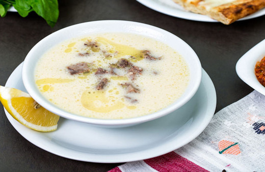 Her hastalığa şifa olacak bir çorba tarifi arıyorsanız iyi haber! Bu etli paça çorbasını içen turp gibi oluyor