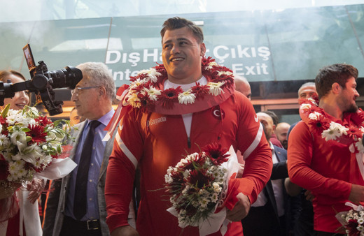 Dünya Şampiyonu Rıza Kayaalp'e çoşkulu karşılama