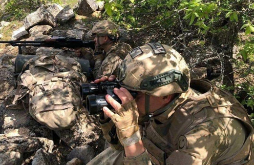 Hakkari Kazan Vadisi'nde operasyon! Bakan Soylu paylaştı: Onlarca kaleşnikov ele geçirildi