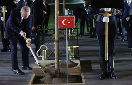 Cumhurbaşkanı Erdoğan, Semerkant'ta ağaç dikti