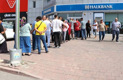 Adana'da sosyal konut başvurusu kuyruğu uzadıkça uzadı