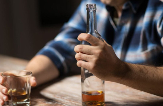 Bir yudum içince 30 saniye sonra bunlar oluyor! İşte alkolün vücuda olan etkileri