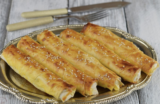 Kokusuyla tüm aileyi masaya toplayacak kolay dolama börek tarifi haftasonuna yapın!