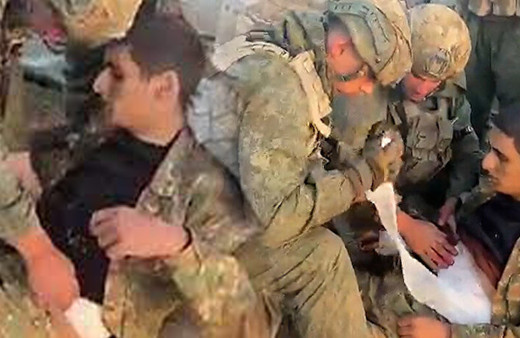 Azerbaycanlı askerlerden dünyaya insanlık dersi! Esir Ermeni askerin yaralarını sardılar