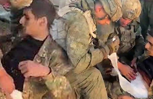 Azerbaycanlı askerlerden dünyaya insanlık dersi! Esir Ermeni askerin yaralarını sardılar