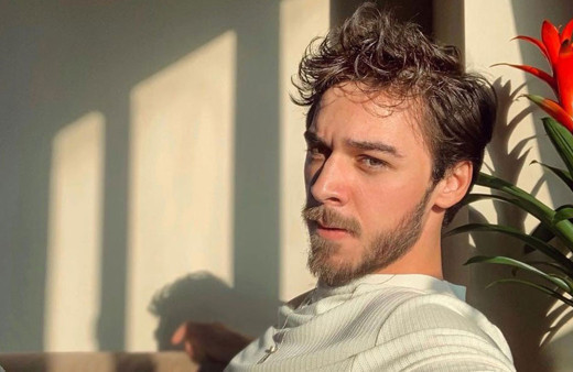 Arka Sokaklar'ın Tekin'inden olay olan görüntüler! Taze aşkıyla dudak dudağa görüntülendi