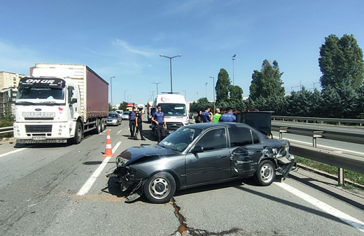 Anadolu Otoyolu'nda bariyere çarpan otomobildeki 6 kişi yaralandı