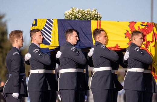 İngiltere'de Kraliçe II. Elizabeth'in tabutuna koşan şahıs tutuklandı