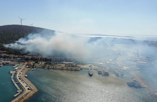 Çeşme'de makilik alanda yangın çıktı! Evleri boşaltın anonsları yapılıyor
