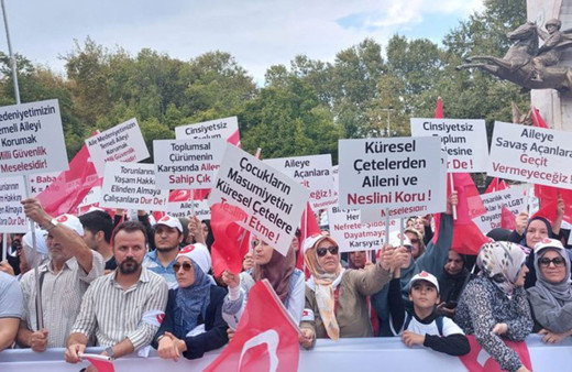 İstanbul'da "LGBT dayatmasına dur de" eylemi! Tuğçe Kazaz: Bir süre sonra çocuklara, bebeklere, ağaçlara geçecek