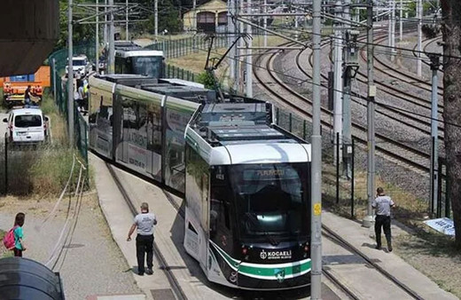 İETT otobüsü tramvay hattına girdi! Tramvay seferleri durdu